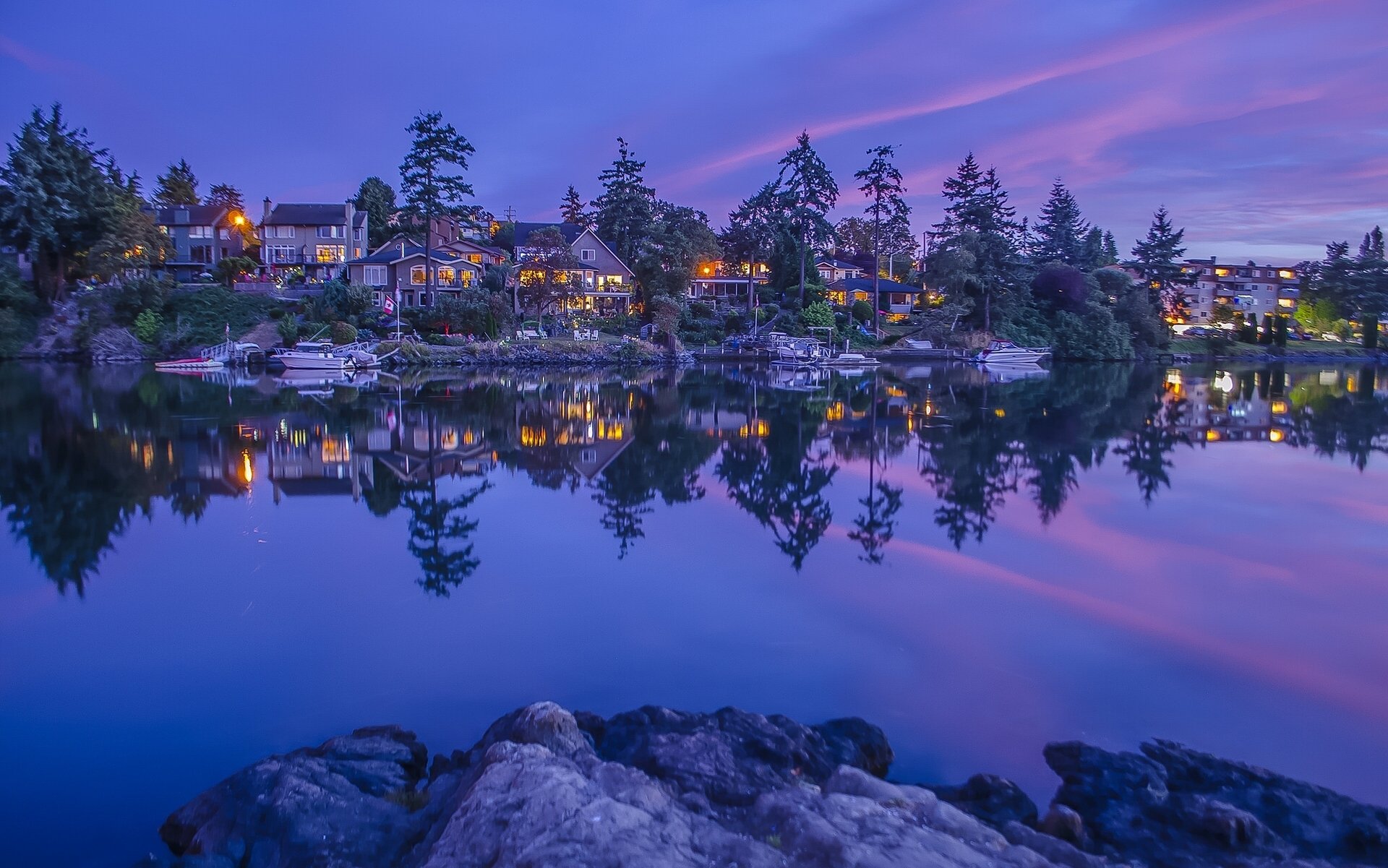 vancouver island britisch-kolumbien kanada fluss anlegestelle boote häuser bäume reflexion