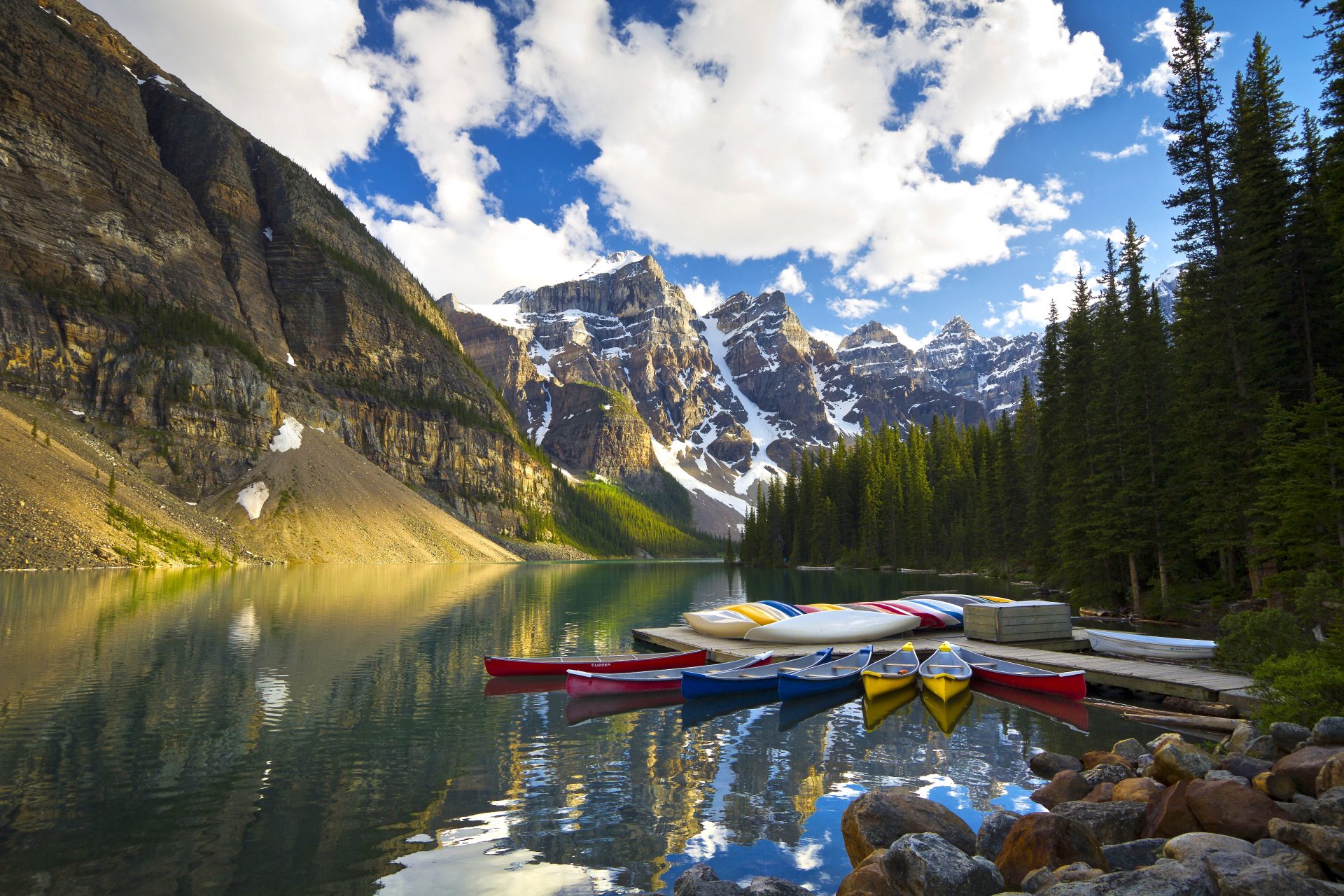 moraine banff national park alberta kanada tal der zehn gipfel moraine lake banff berge see pier boote kanus bäume reflexion