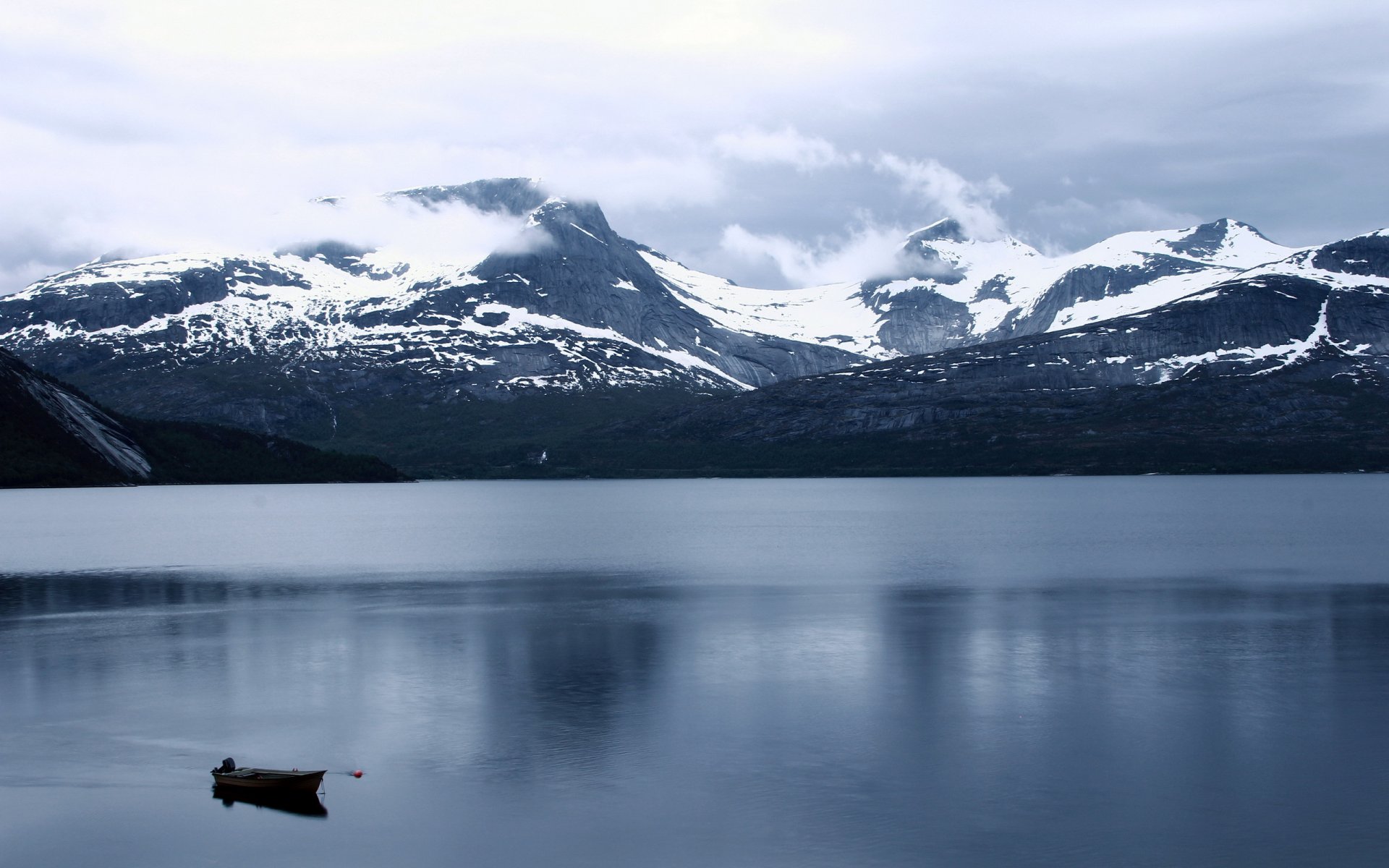 lago montaña barco paisaje