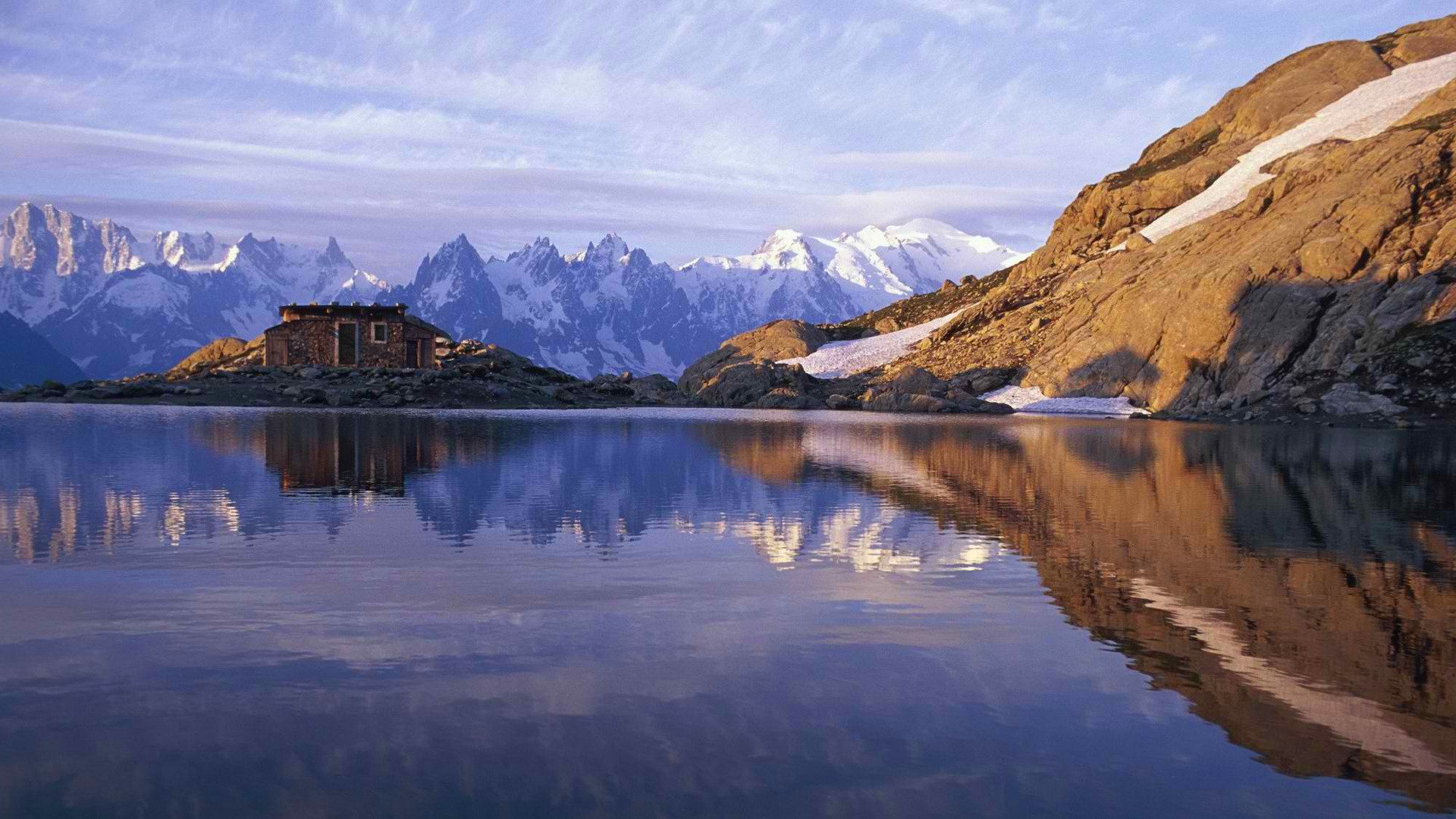 ciel nuages montagnes lac réflexion maison