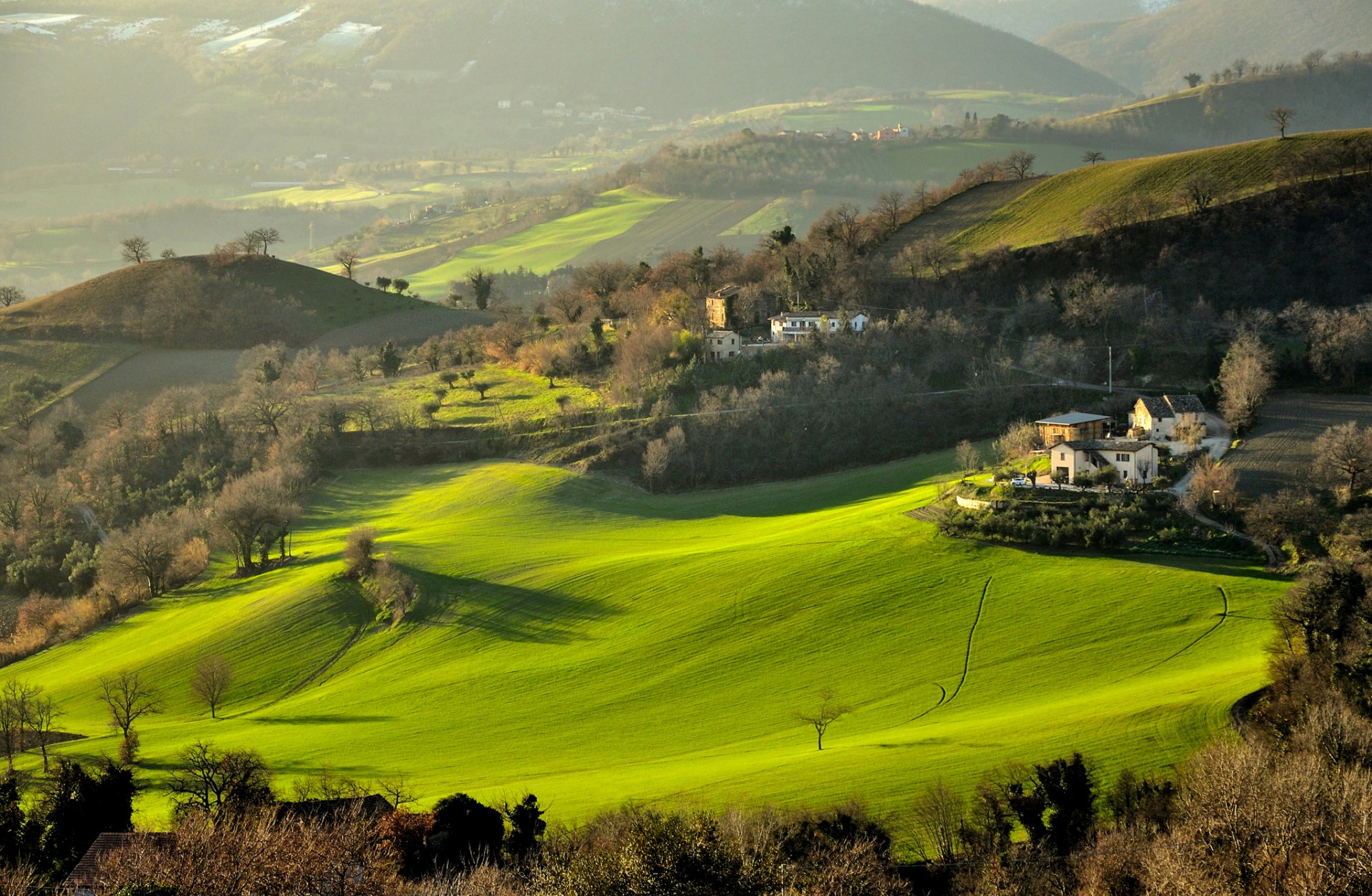 italie montagnes collines champs herbe arbres maisons