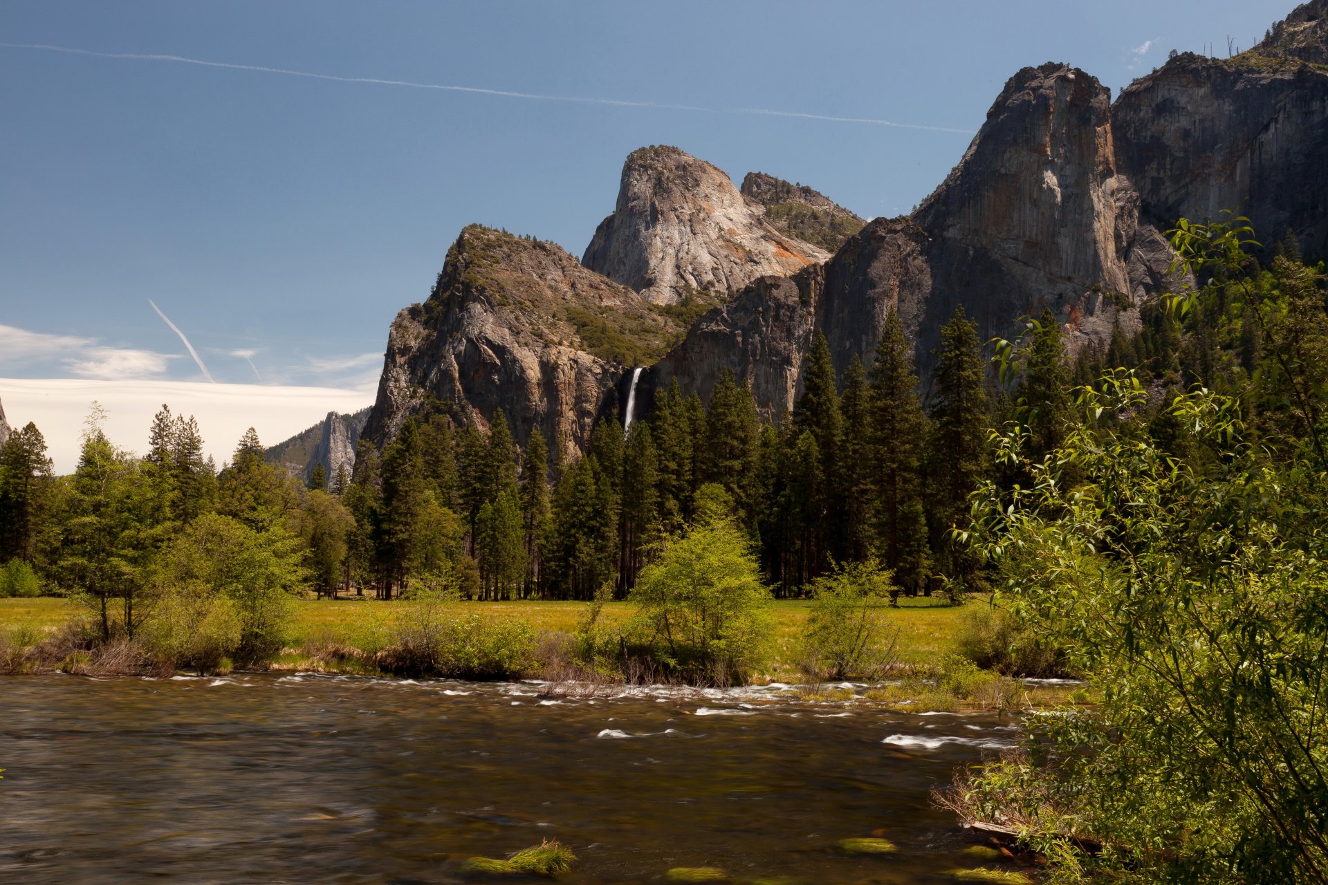 estados unidos parque nacional de yosemite california montañas rocas árboles cascada río arbustos claro