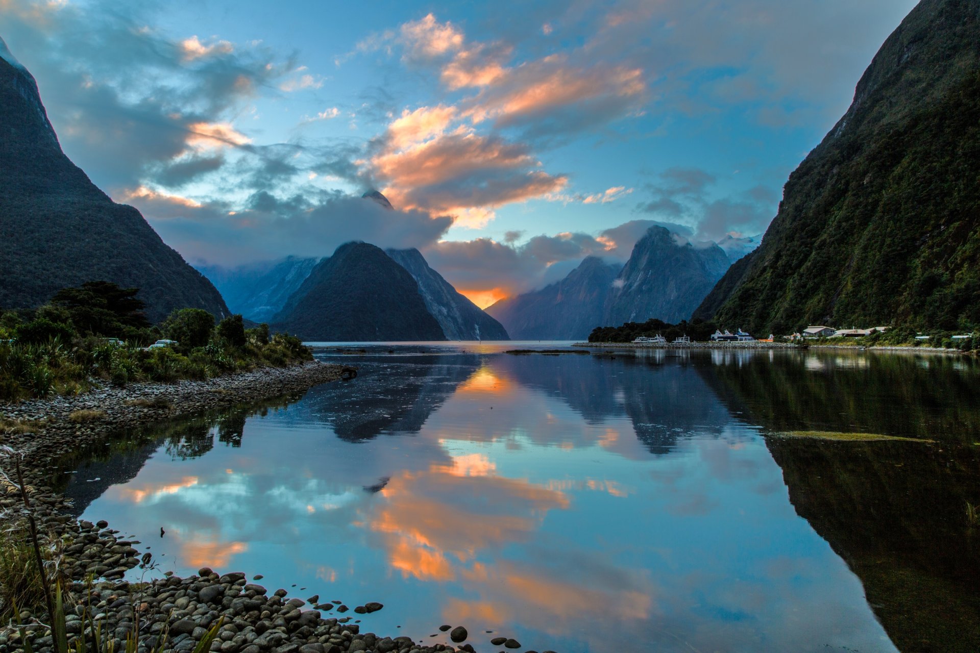 milford sound nuova zelanda fiordo baia montagne riflessione