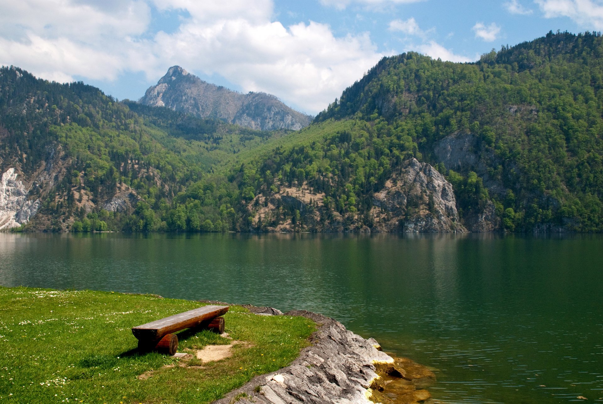 austria traunze jezioro góry las drzewa chmury brzeg ławka