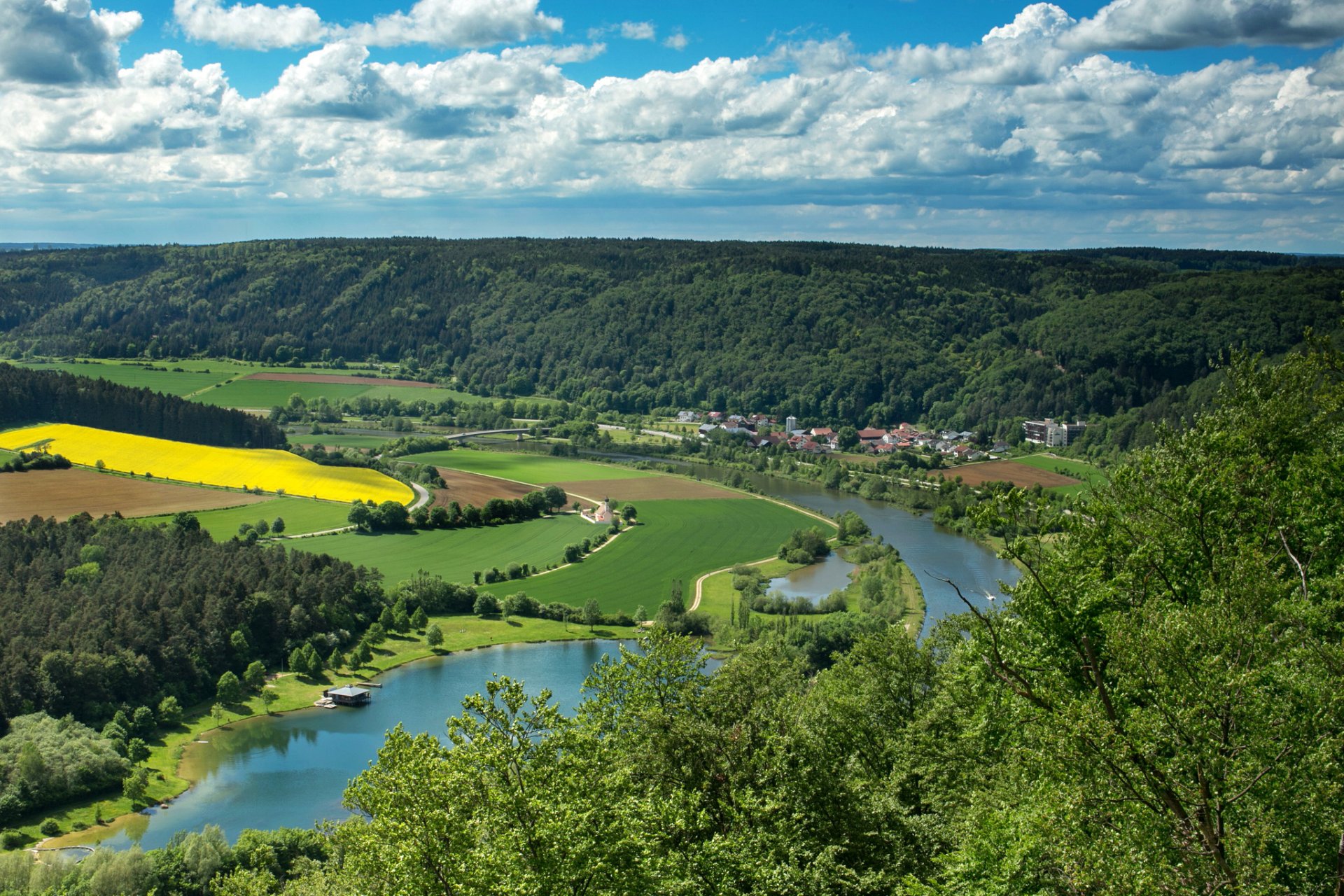 riedenburg baviera germania fiume campi foreste nuvole panorama