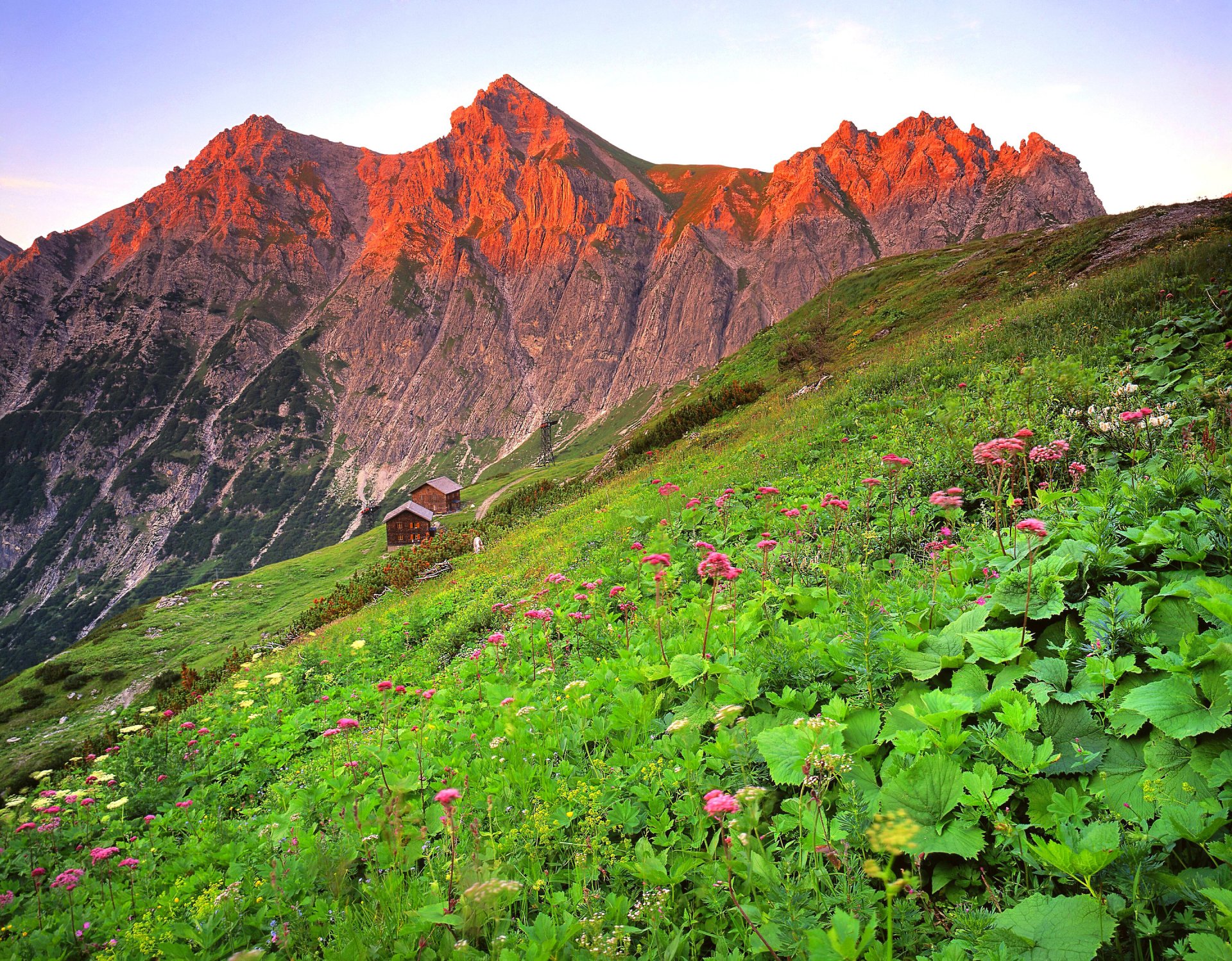 austria brandnertal cielo nubes montañas flores puesta de sol cabaña