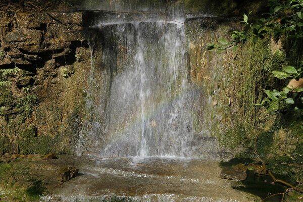 Hermosa gran cascada en España