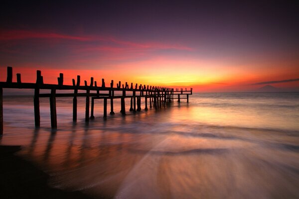 Wunderschöne Farben des Sonnenuntergangs über dem Meer