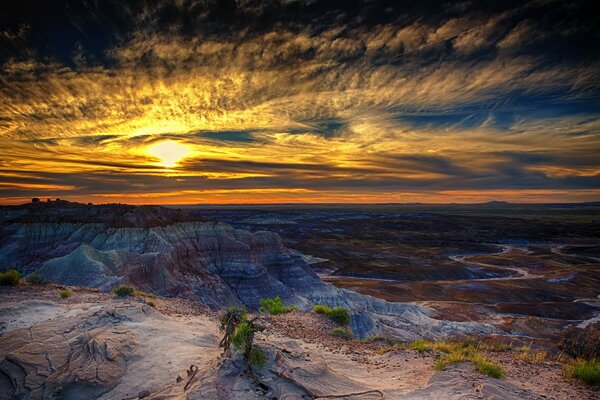 Paesaggio favoloso del tramonto