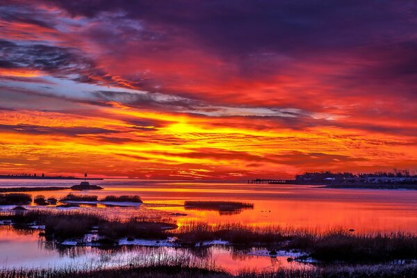 Puesta de sol roja en el cielo