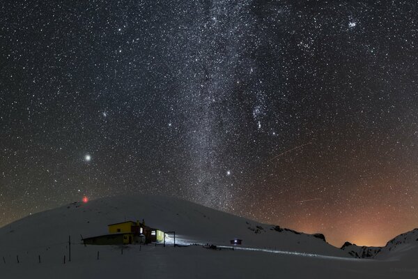 Himmel über der Wetterstation in der Nacht im Winter