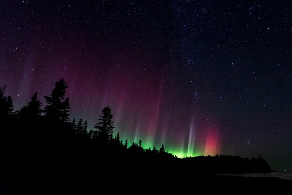 Aurora boreal en el cielo nocturno con estrellas