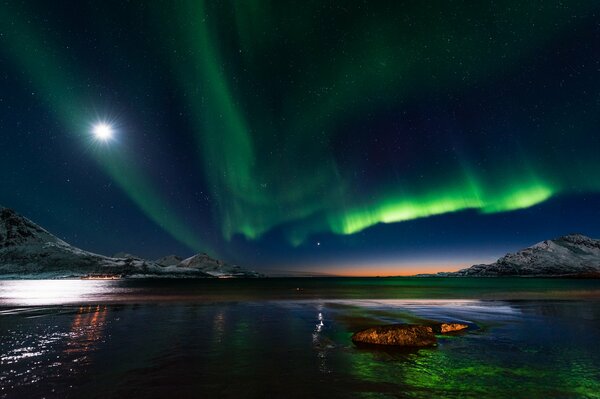 Uno stato incantevole di vedere l aurora boreale riflessa nell acqua