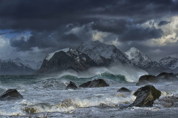 Tempesta nel mare di Norvegia al largo delle Isole Lofonten