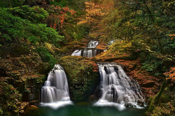 Akame shijuhachi-Taki, une cascade au Japon