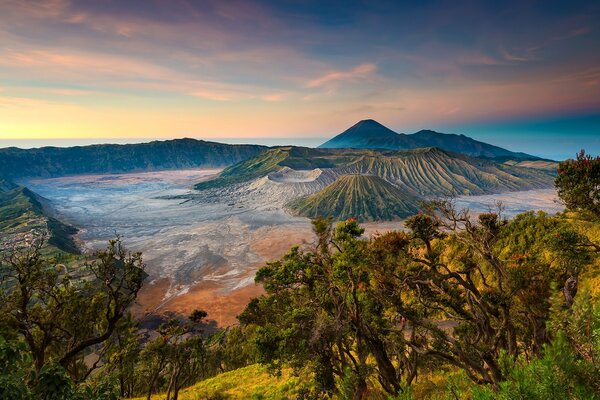 Vue d en haut du volcan et de la vallée des brumes