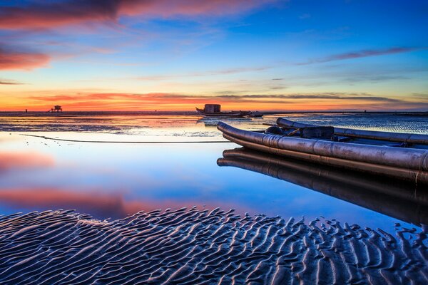 En el mar se refleja una increíble puesta de sol