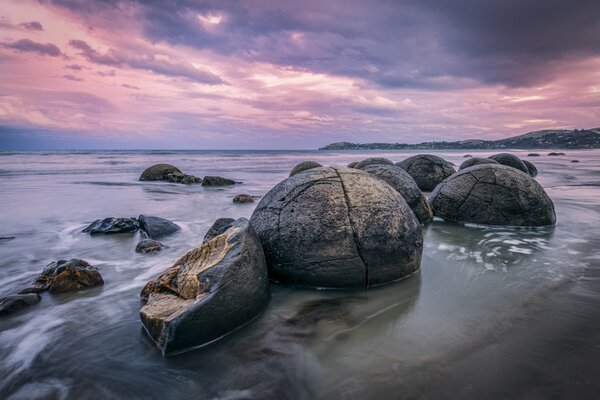 Playa entre piedras de montaña