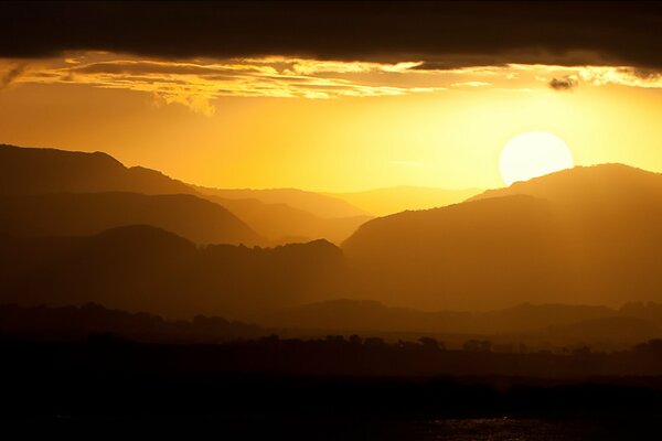 Sonnenuntergang in den Bergen Australiens. Landschaft in warmen Farben