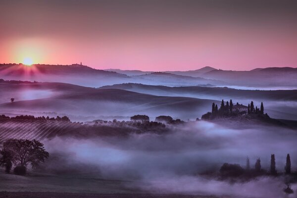 Nebbia in Italia sole Campo Casa