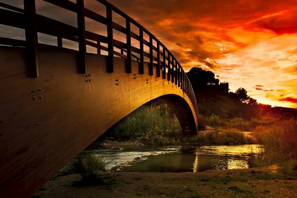 Brücke über den Fluss bei Sonnenuntergang