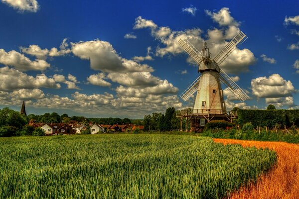 Antiguo molino en los campos ingleses