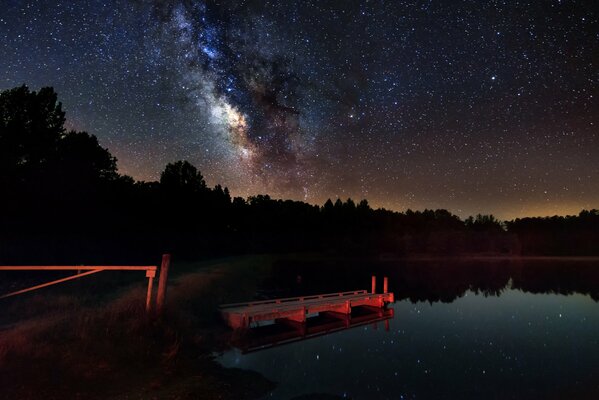 El reflejo de las estrellas en el lago en lo profundo de la noche