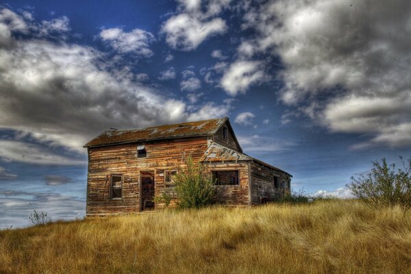 Maison debout sur le terrain 