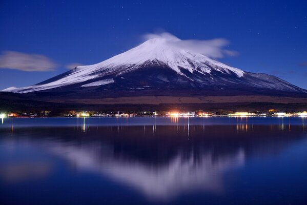 La famosa montaña de Japón en las luces de la noche