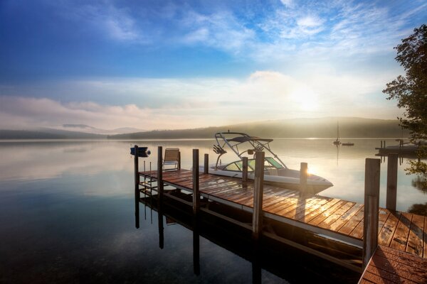 Muelle en la orilla del río. Vacaciones tranquilas y relajantes