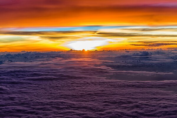 Gelbe und rote Wolken vor Sonnenuntergang