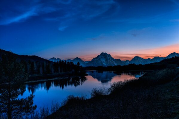 Schöner Sonnenaufgang an einem malerischen Ort