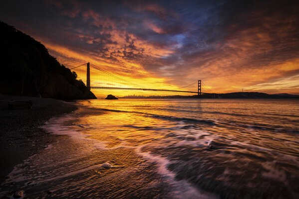 Wieczorny blask nad cieśniną w San Francisco