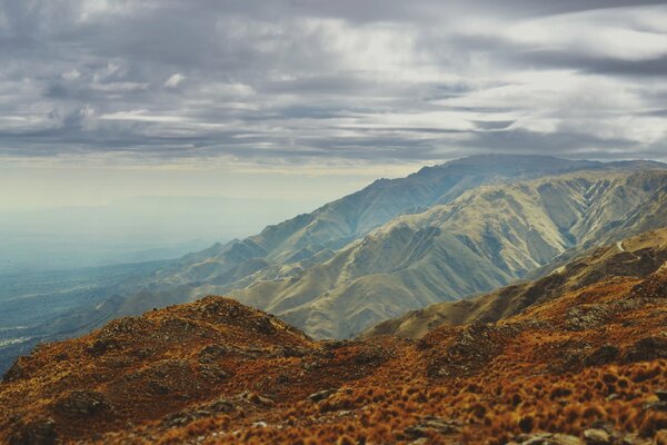 Nubes de niebla en las montañas, alrededor de las montañas rocosas