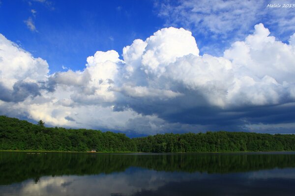 Sauberes Wasser, grüner Wald, weiße Wolken das ist die Natur