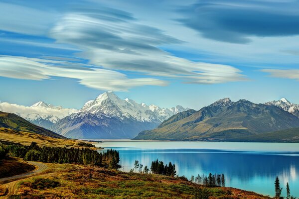 Vue sur le lac bleu et les sommets enneigés