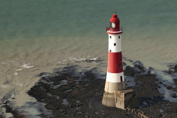 Faro de cabeza solitaria Beachy en el mar