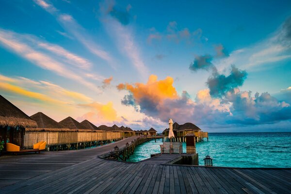 Bungalow et quai aux Maldives