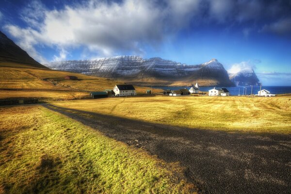 Vista di un bellissimo villaggio nelle Isole Faroe