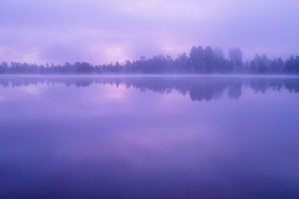 Todo está bien aquí, el lago, el bosque, las nubes