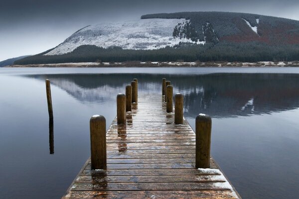 The bridge standing on the lake makes the landscape beautiful