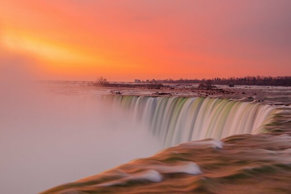 Imagen de arte en las cataratas del Niágara