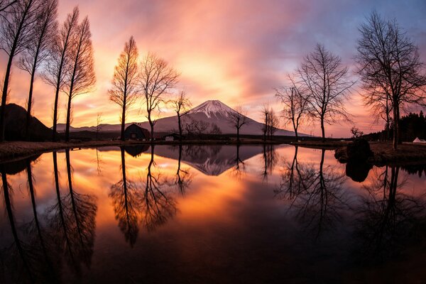 Riflesso del cielo nel fiume e montagne