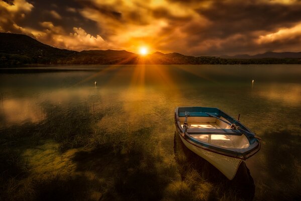 Boot am See bei Sonnenuntergang