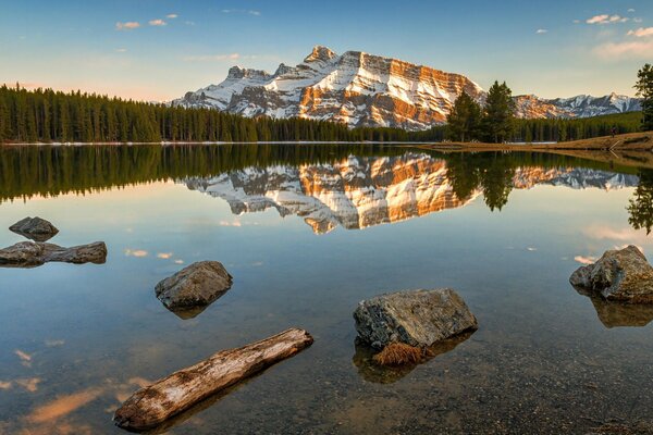 Réflexions dans l eau sur le lac