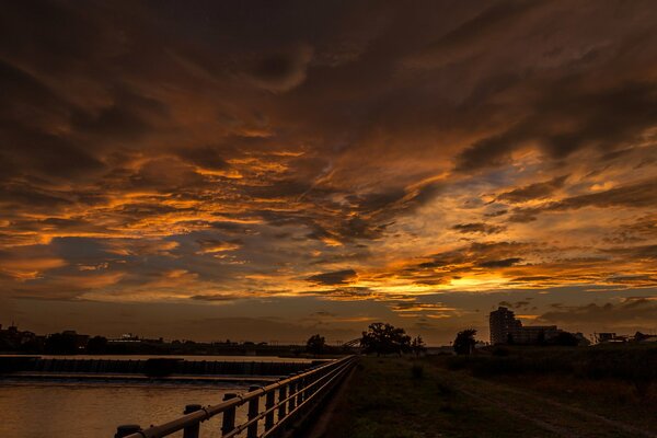 Ciel orange au coucher du soleil