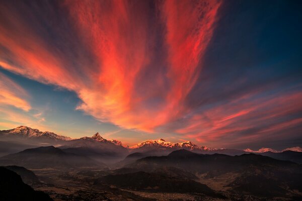 Valle tibetano con montañas al amanecer