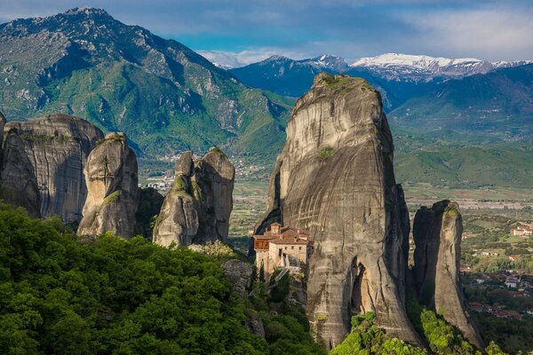 Monasterio de Meteora en las rocas en Grecia