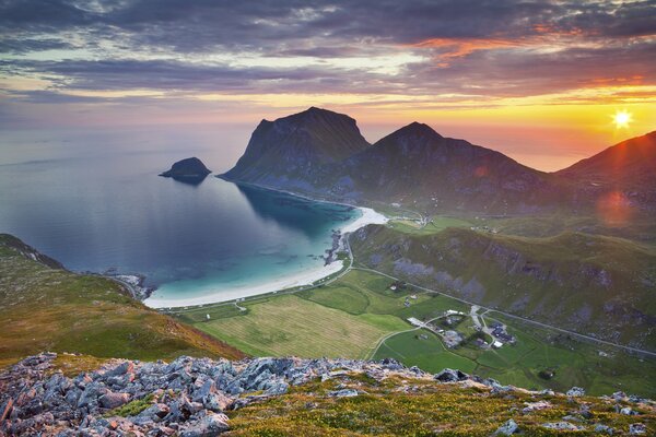 Baie de mer dans les montagnes de Norvège