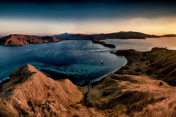 Hermosa puesta de sol y grandes montañas